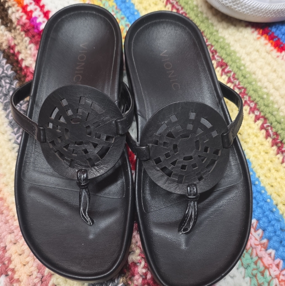 Vionic Black Sandals with Thong Strap and Medallion